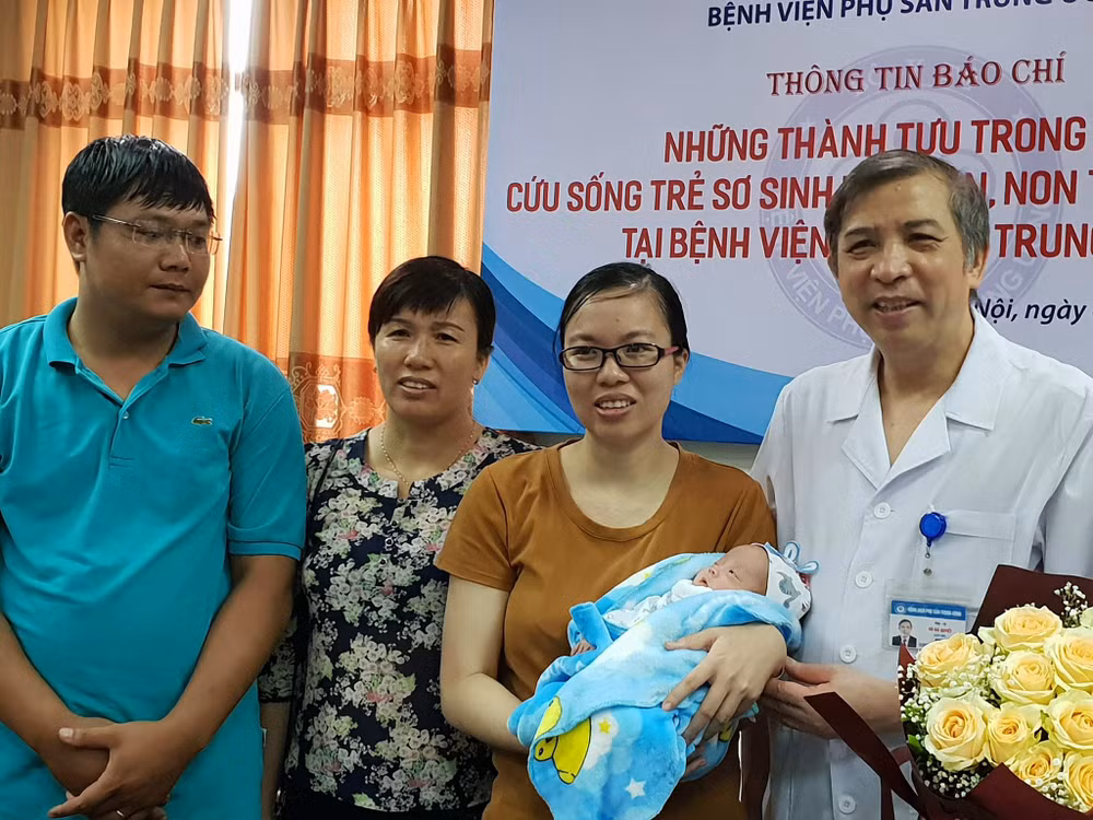 Cứu sống ngoạn mục một bé gái sinh non nặng 500 gram ảnh 2