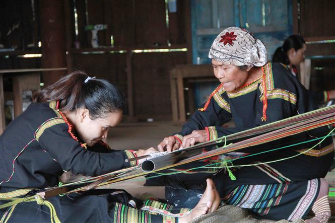 Độc đáo nghệ thuật tạo hình trên vải thổ cẩm của người Ê đê | Vietnam+  (VietnamPlus)