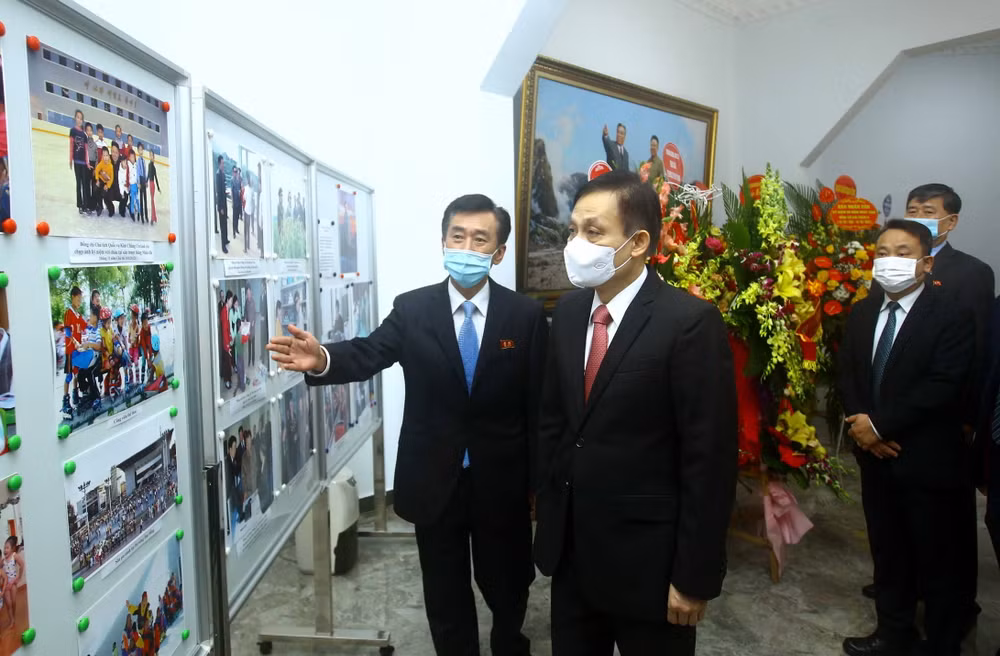 Trưởng ban Đối ngoại Trung ương thăm Đại sứ quán Triều Tiên tại Hà Nội ảnh 1
