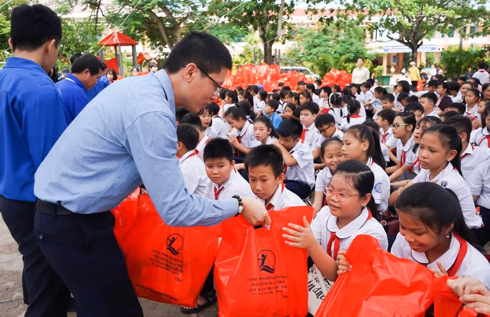 Tân Hiệp Phát mang niềm vui đến hàng trăm trẻ em ở Bình Dương ảnh 3