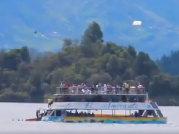 Đã có ít nhất 9 người đã thiệt mạng trong vụ chìm tàu ở Colombia ảnh 1