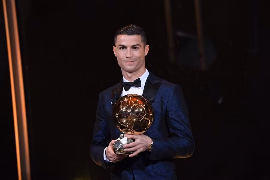 Cristiano Ronaldo san bằng kỷ lục giành 5 Quả bóng vàng của Messi ảnh 1