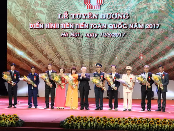 Vinh danh nhiều tấm gương tiêu biểu góp phần xây dựng, bảo vệ Tổ quốc ảnh 1