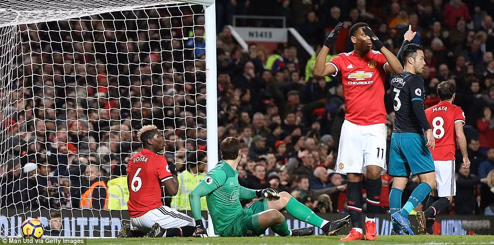 'Bất lực' trước Southampton, M,U bị đá khỏi tốp 2 Premier League ảnh 1