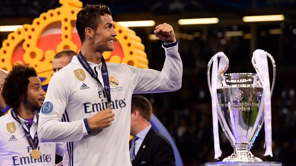 Cristiano Ronaldo vượt mặt Messi, giành danh hiệu Vua phá lưới ảnh 1
