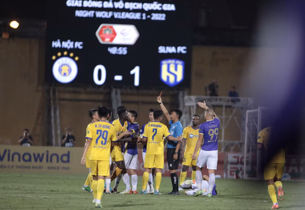 HLV Sông Lam Nghệ An muốn khiếu nại trọng tài sau trận thua Hà Nội FC ảnh 1
