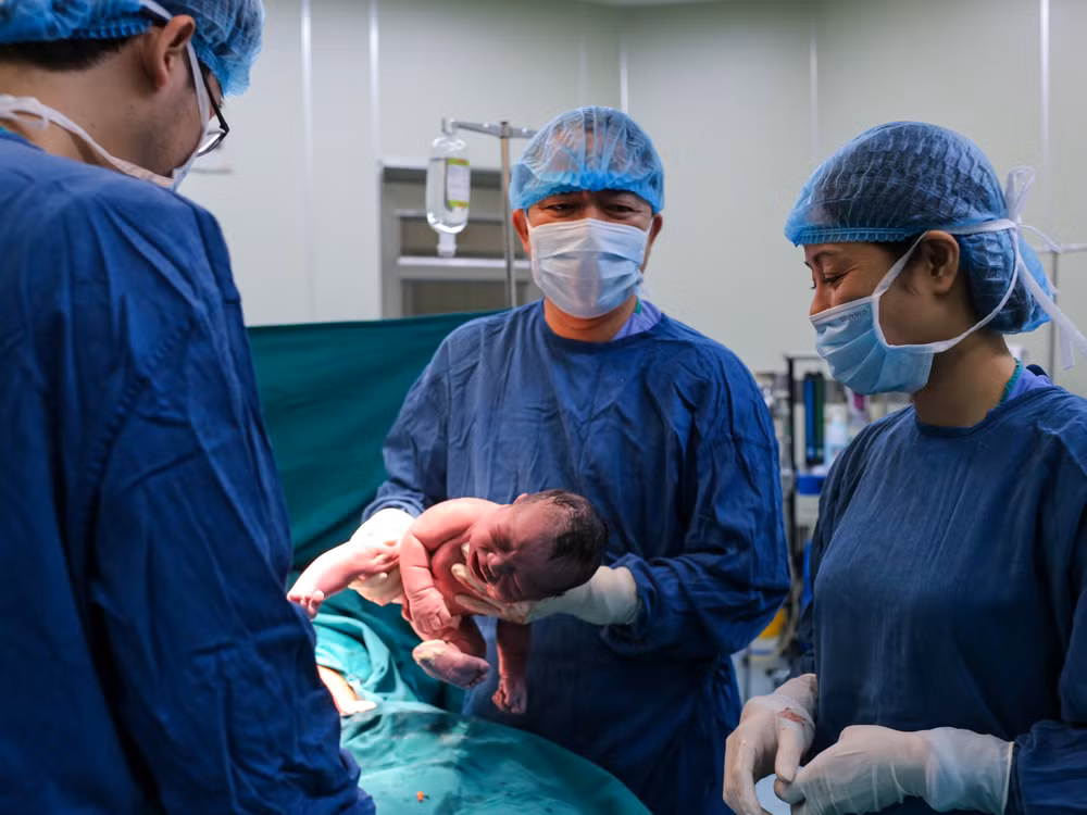 Lặng người trước hình ảnh vượt cạn đầy cảm xúc của bà mẹ Việt ảnh 7