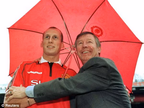 Tự truyện Sir Alex: Mùa Hè 2001 đáng nhớ, sai lầm vụ Jaap Stam ảnh 1