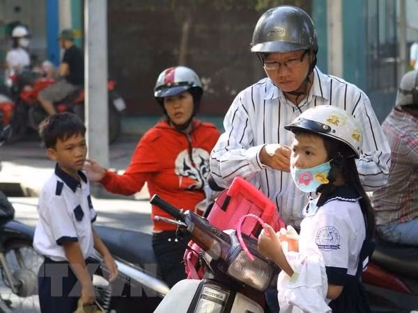 Tập trung xử lý hành vi chở trẻ em đi xe máy không đội mũ bảo hiểm ảnh 1