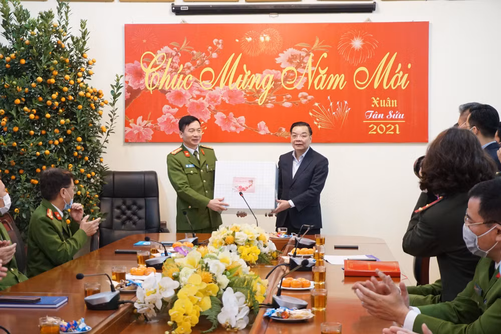 Chủ tịch Hà Nội thăm các đơn vị ứng trực phục vụ nhân dân dịp Tết ảnh 1