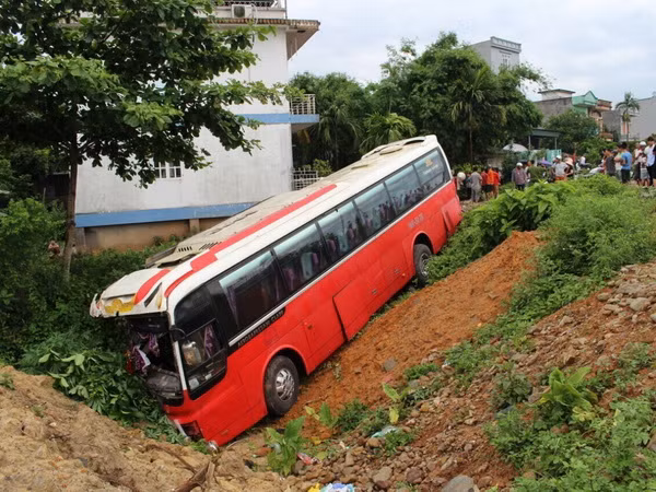 Quảng Ninh: Xe chở 22 khách nước ngoài mất lái lao xuống rãnh ảnh 1