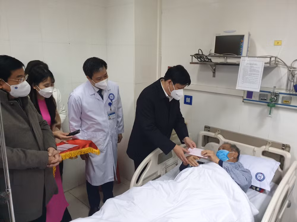 Bộ trưởng Y tế thăm, kiểm tra công tác trực cấp cứu tại 3 bệnh viện ảnh 2