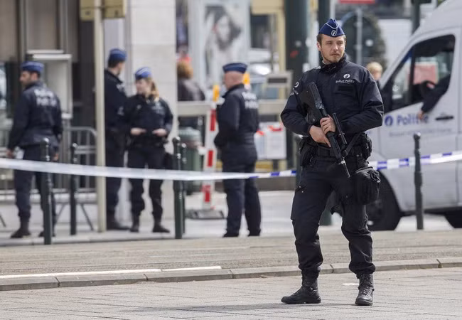 Một tháng sau khủng bố, tàu điện ngầm Brussels hoạt động trở lại ảnh 1