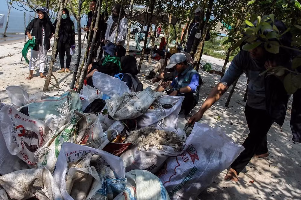 Hàng nghìn người Indonesia tham gia chiến dịch làm sạch các bãi biển ảnh 1