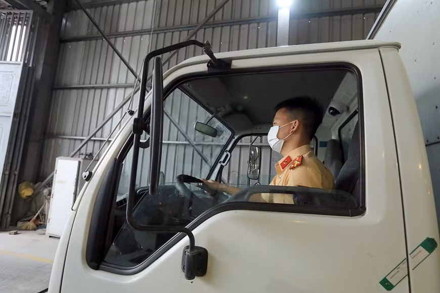 Cảnh sát giao thông tiếp tục hỗ trợ kiểm định tại Hà Nội và TP.HCM ảnh 1
