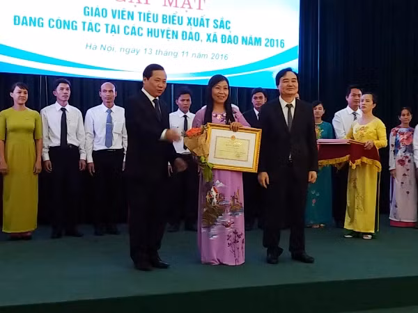 Hy sinh tuổi thanh xuân, cô giáo dành cả cuộc đời bám đảo ảnh 2