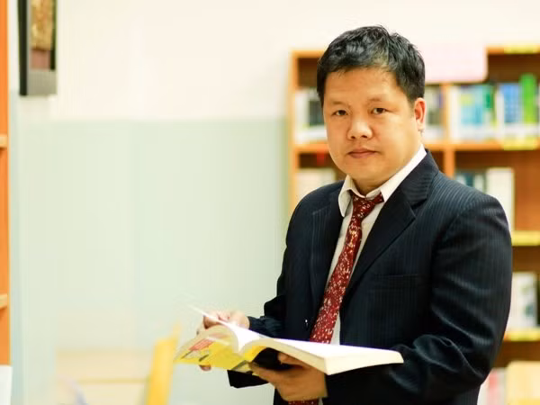 Hiệu trưởng đại học trẻ nhất Việt Nam chính thức rời “ghế nóng” ảnh 1