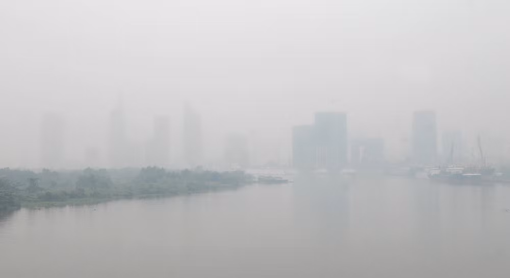 [Photo] Sương mù dày đặc, bao phủ khắp tuyến đường TP.HCM ảnh 3