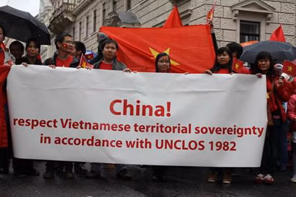 Biểu tình phản đối Trung Quốc diễn ra ở nhiều nước châu Âu ảnh 2