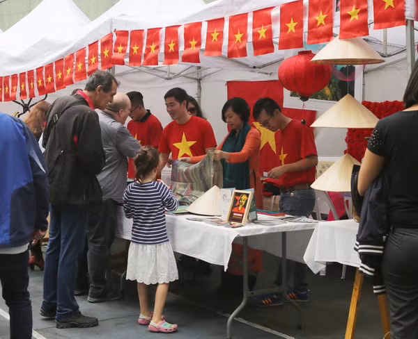 Áo dài Việt Nam tỏa sáng tại hội chợ Bazar các nước ASEAN ở Argentina ảnh 1