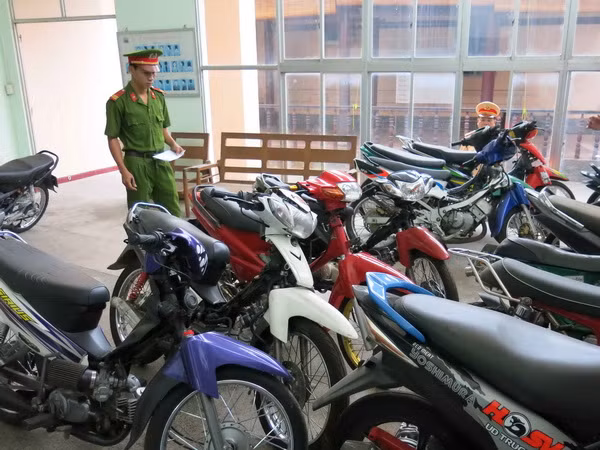 Công an vây bắt 52 “quái xế” tụ tập, chạy xe đánh võng ảnh 1