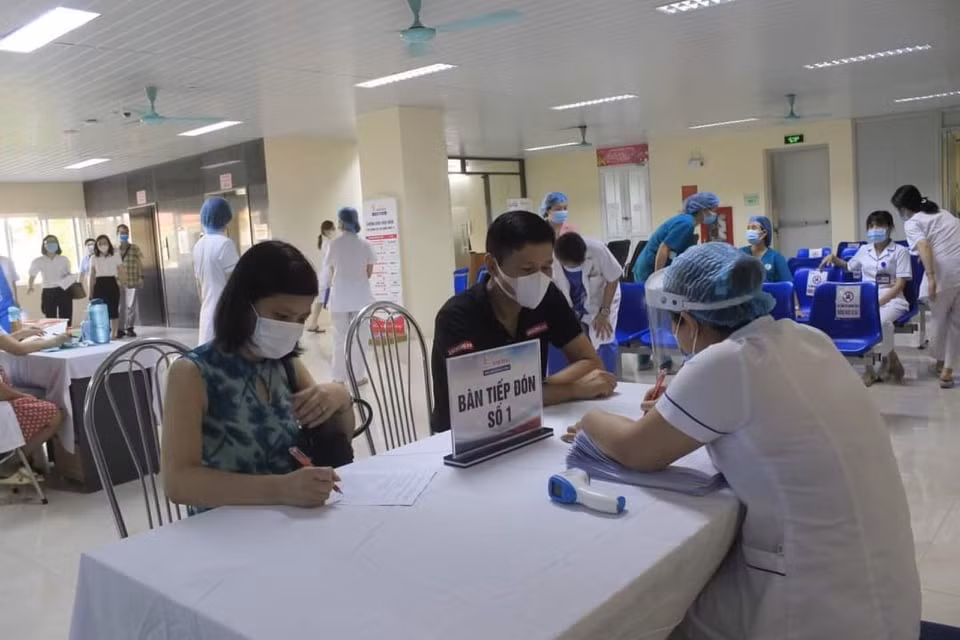 Chen lấn tiêm vaccine phòng COVID-19: Những nguy cơ tiềm ẩn ảnh 2