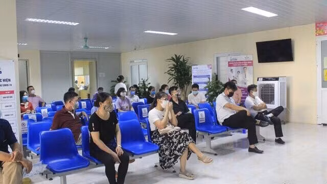 Chen lấn tiêm vaccine phòng COVID-19: Những nguy cơ tiềm ẩn ảnh 1