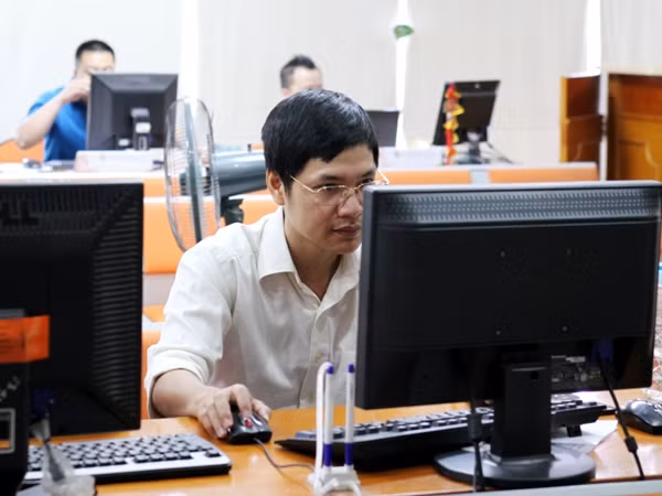 Chứng khoán chào tuần mới trong sắc đỏ, VN-Index mất 6,15 điểm ảnh 1