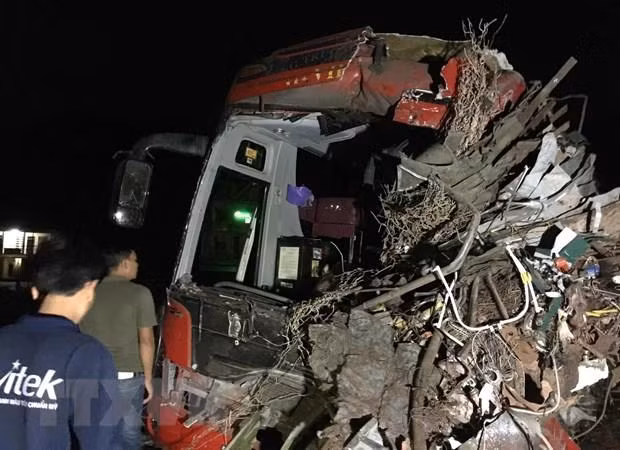 Phó Thủ tướng chỉ đạo khẩn vụ tai nạn xe tải đâm xe khách ở Hòa Bình ảnh 1