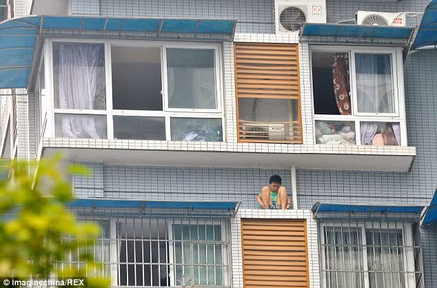 Cận cảnh vụ giải cứu kịch tính cậu bé lười làm bài tập về nhà ảnh 3