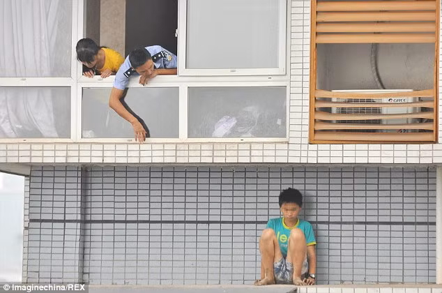 Cận cảnh vụ giải cứu kịch tính cậu bé lười làm bài tập về nhà ảnh 1
