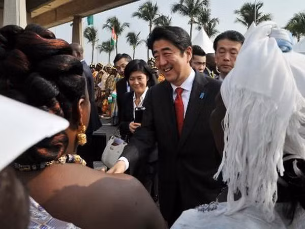 Ông Abe cam kết viện trợ hàng chục triệu USD cho Côte d'Ivoire ảnh 1