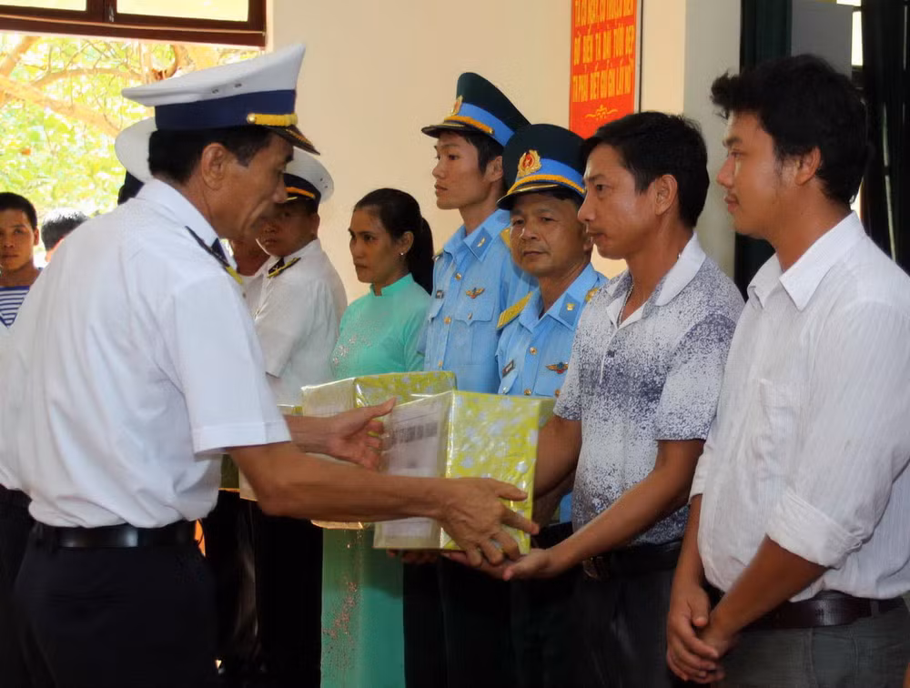 [Photo] Đoàn công tác bộ, ban, ngành TW ra thăm Trường Sa ảnh 1