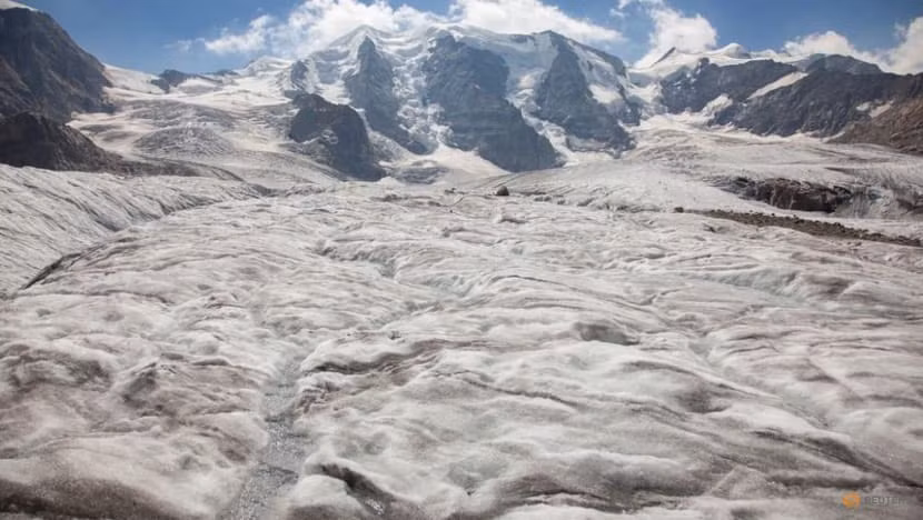 Thời tiết cực đoan khiến sông băng trên dãy Alps dần biến mất ảnh 1