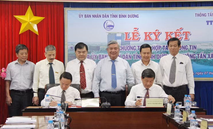 Đẩy mạnh hợp tác thông tin giữa TTXVN và UBND tỉnh Bình Dương ảnh 2
