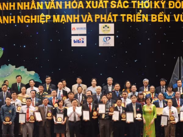 VietinBank nhận giải Doanh nghiệp mạnh và phát triển bền vững ảnh 1