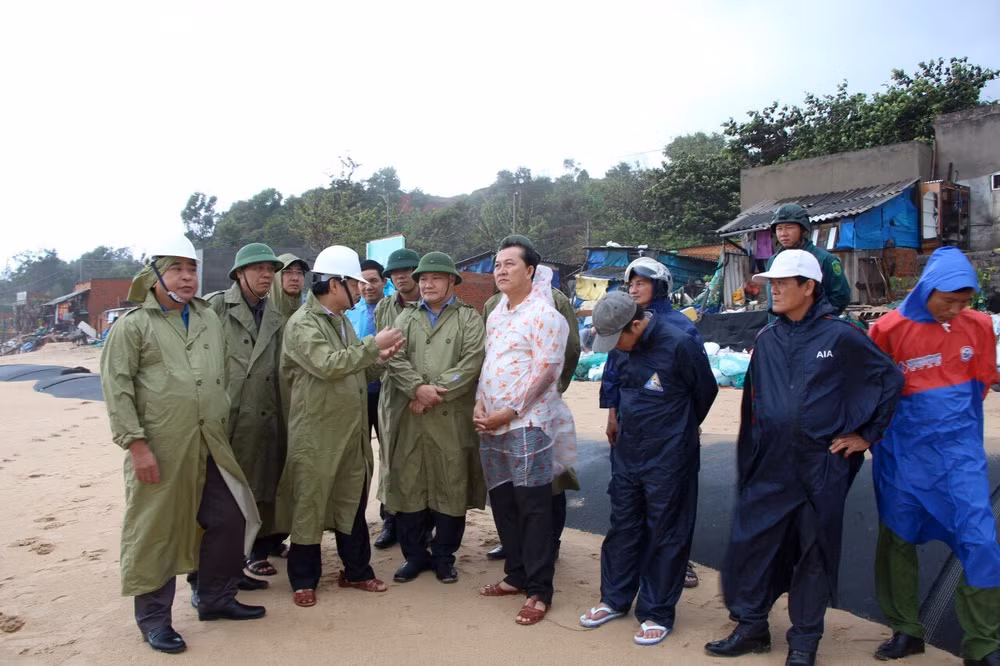 Bão số 9 làm một số thuyền máy ở Phan Thiết bị chìm, hư hỏng ảnh 1