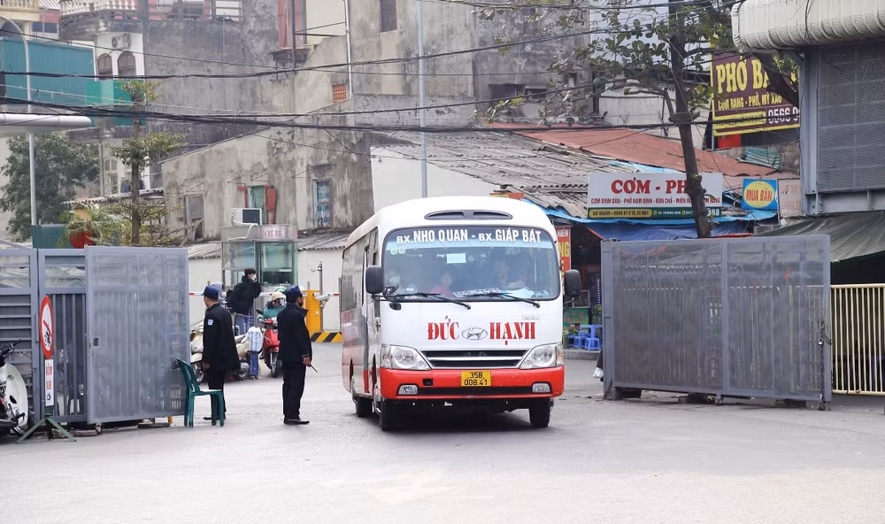 Ngày cuối kỳ nghỉ Tết: Người dân lỉnh kỉnh đồ đạc trở lại Thủ đô ảnh 6