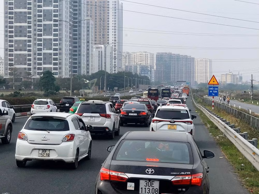Ngày cuối kỳ nghỉ Tết: Người dân lỉnh kỉnh đồ đạc trở lại Thủ đô ảnh 7