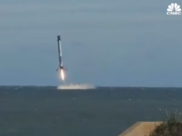 Tên lửa đẩy của SpaceX rơi xuống biển trong chuyến bay tiếp tế lên ISS ảnh 1