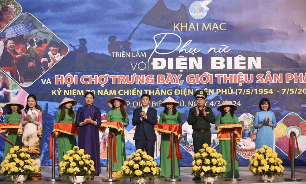 ttxvn_phu nu voi dien bien 2.jpg