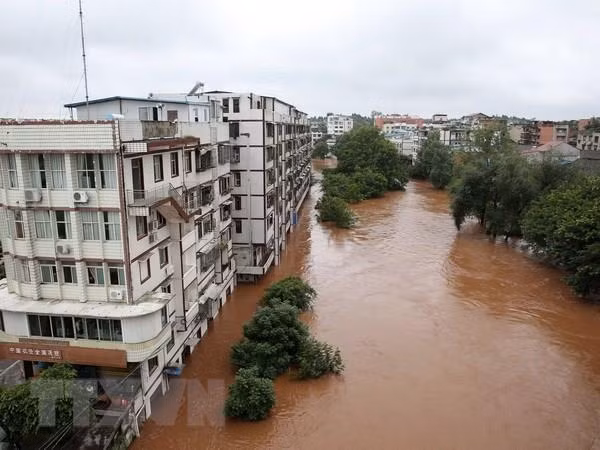 Mưa lũ nghiêm trọng làm gần 20 người thiệt mạng tại Trung Quốc ảnh 1