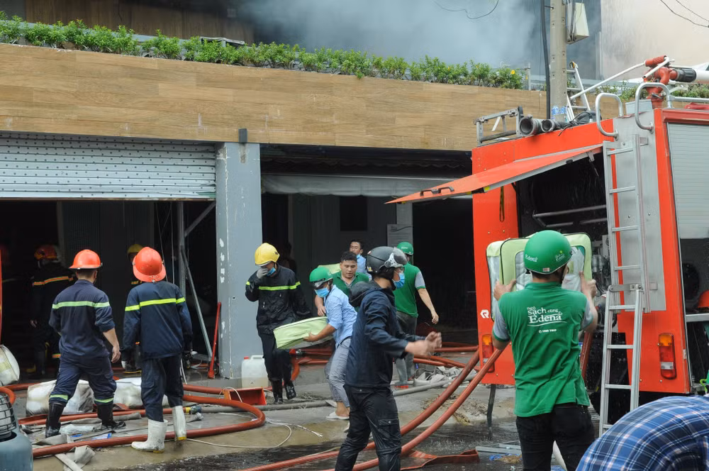 TP.HCM: Công ty cháy lớn lan sang nhà dân, thiêu rụi nhiều tài sản ảnh 1