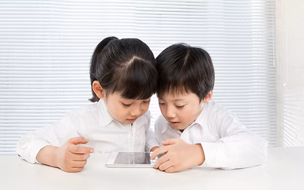 Tại sao người mẹ không nên vừa cho con bú vừa xem TV? ảnh 2