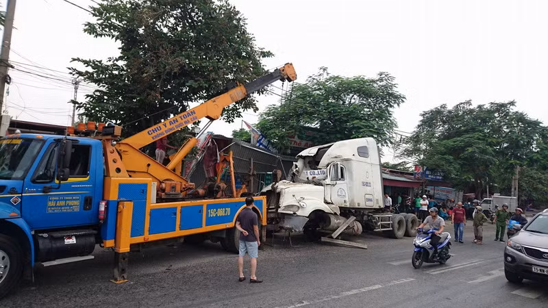 Xe container mất lái bất ngờ leo lên cầu làm sập lan can ảnh 1