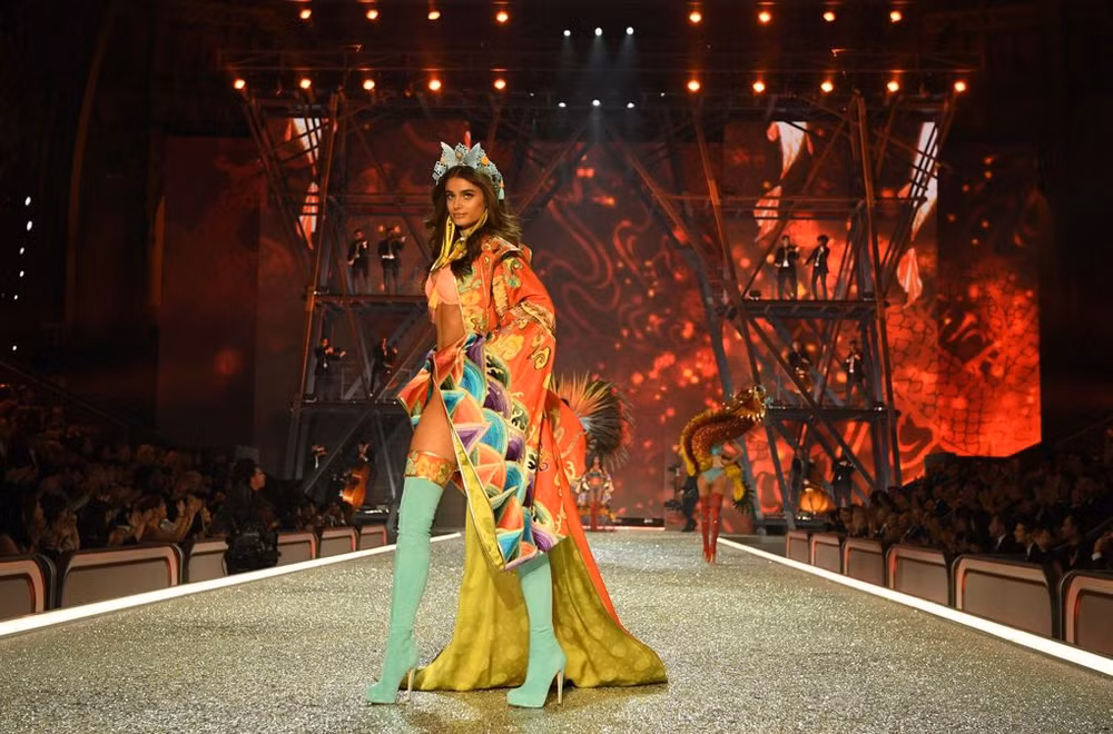 Những show diễn thời trang đáng nhớ của thế giới trong năm 2016 ảnh 23
