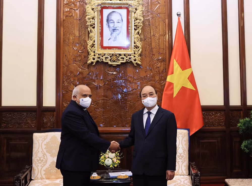 Chủ tịch nước Nguyễn Xuân Phúc tiếp các Đại sứ trình Quốc thư ảnh 1
