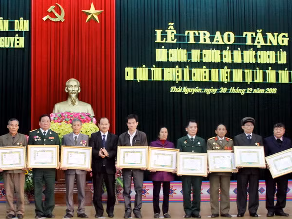 Trao huân, huy chương cho cựu chuyên gia, quân tình nguyện ở Lào ảnh 1
