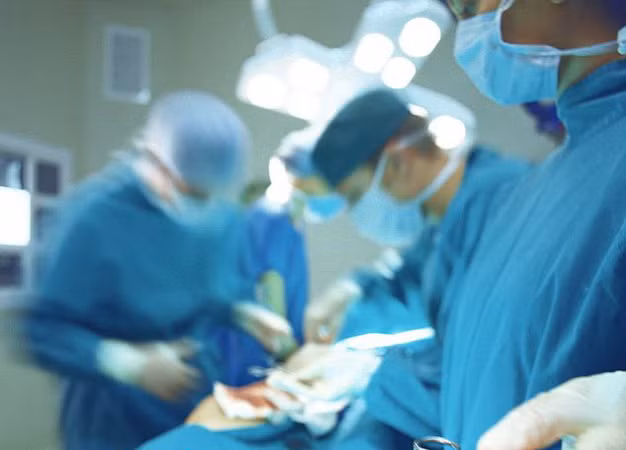 Ca phẫu thuật hy hữu lấy chiếc kẹp bỏ quên ra khỏi ổ bụng bệnh nhân ảnh 1