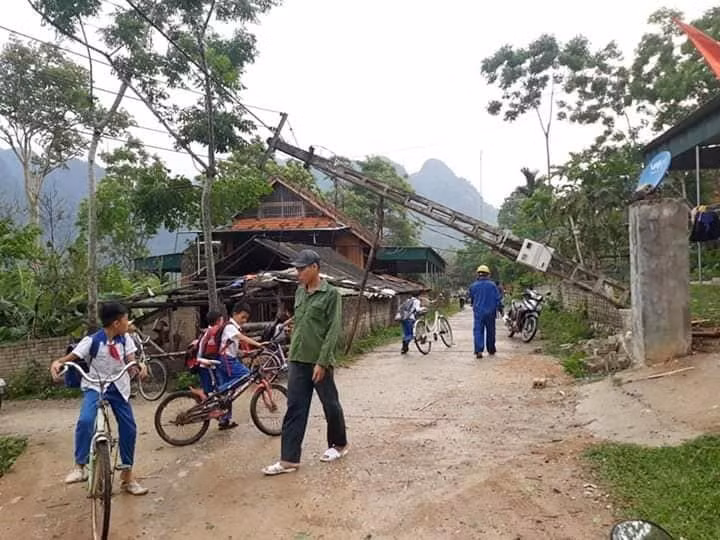 Lốc xoáy làm tốc mái nhiều nhà dân ở Nghệ An, 3 cột điện đổ sập ảnh 1